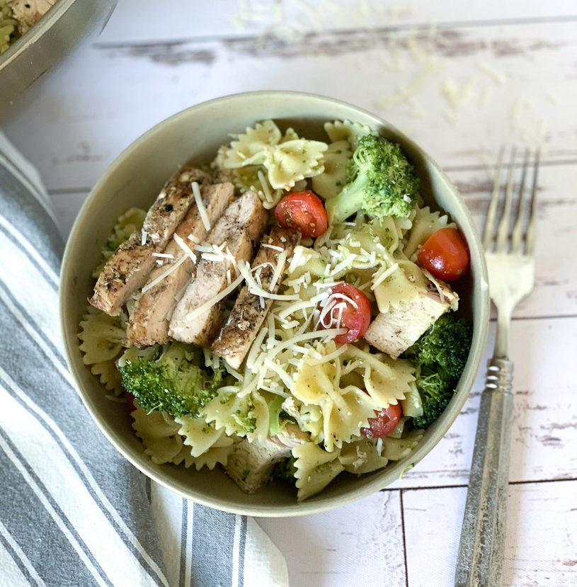 High protein chicken and broccoli pesto. So easy and perfect for weekly meal prep! #stayfitmom #easyrecipe #macrofriendlyrecipe #highproteinrecipe