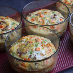 egg sausage breakfast bowls with red peppers and sweet potatoes #stayfitmom #breakfastbows