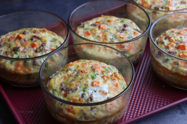 egg sausage breakfast bowls with red peppers and sweet potatoes #stayfitmom #breakfastbows